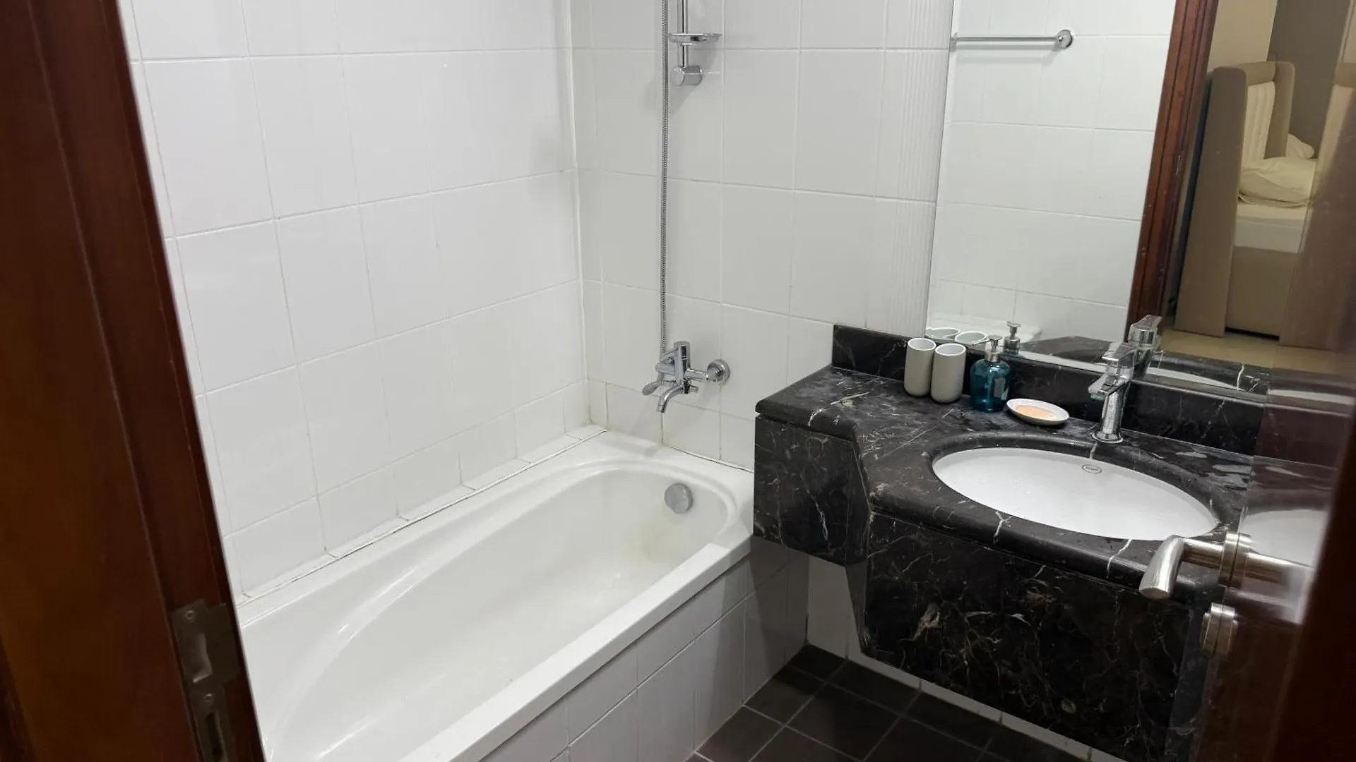 5 Min To Dubai Mall Downtown Dormitory Rooms Inn
